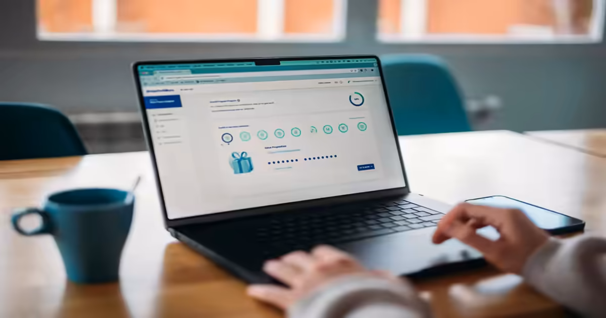 Notebook com interface de avaliação usado para analisar reviews e prova social