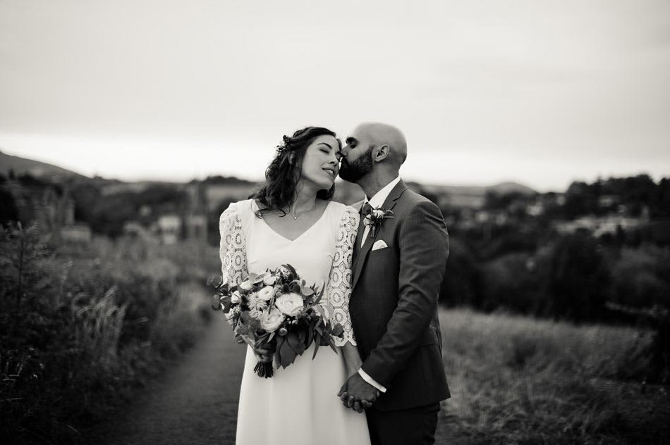 photographe couple mariage s'embrasse