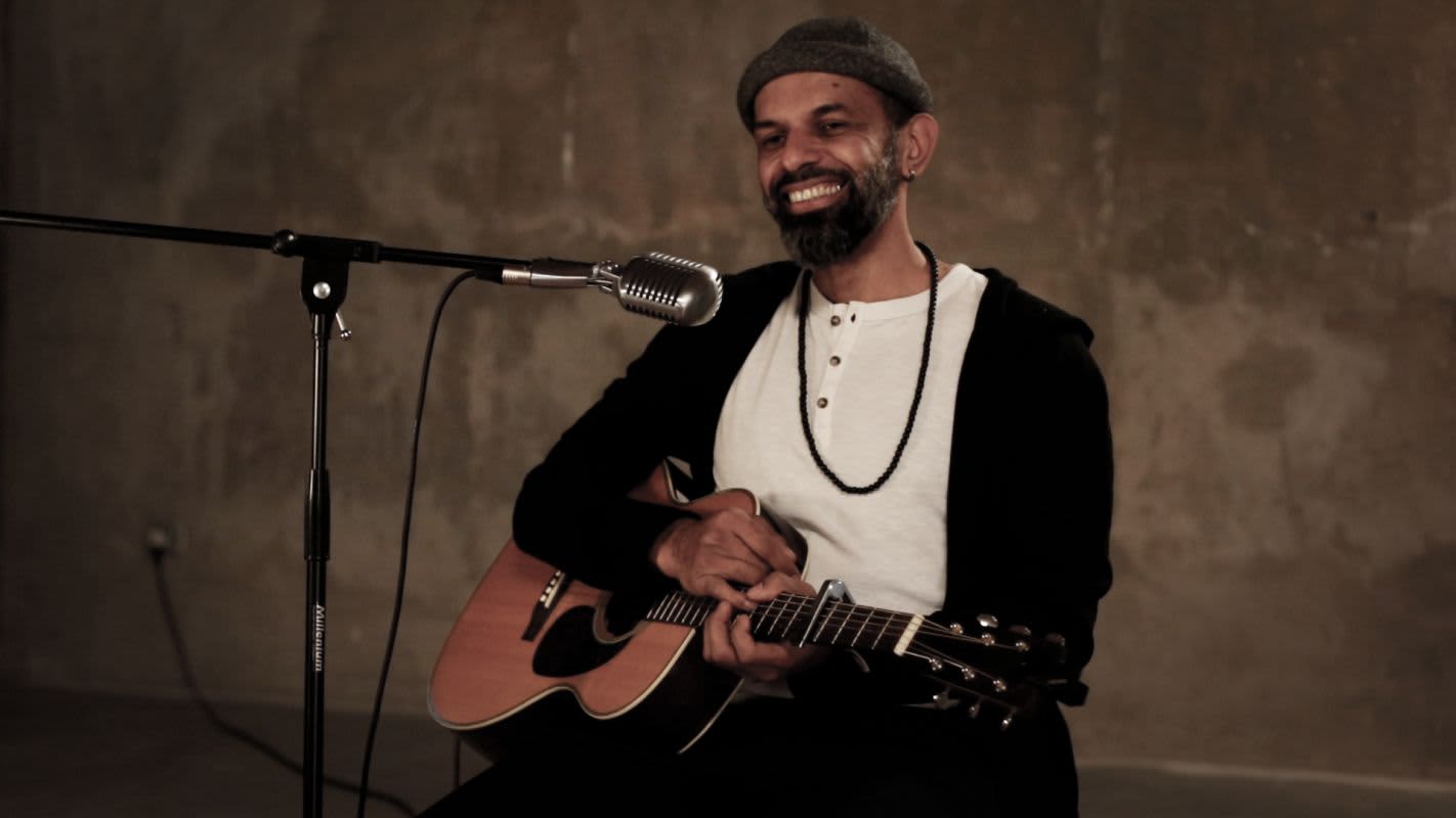 Miguel Angel, guitariste et chanteur, lors du tournage de la première vidéo d'#UnConcertSuperPrivé