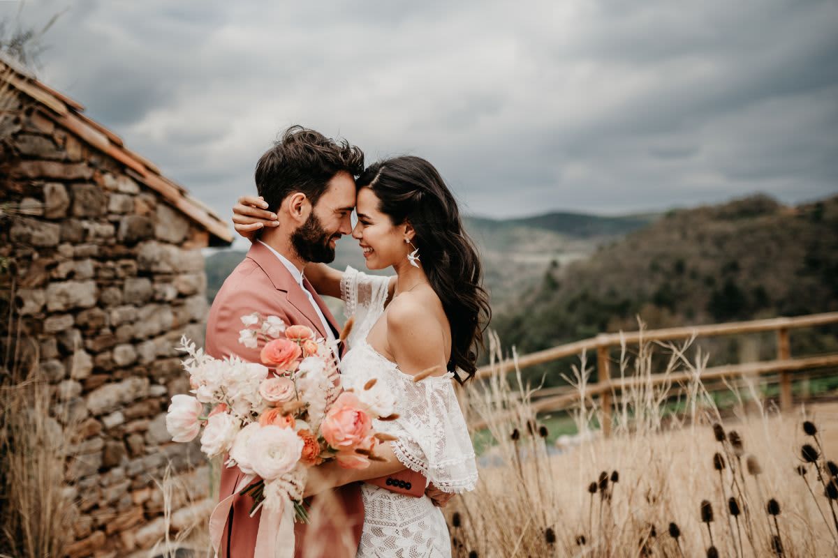 couple mariage s'embrasse