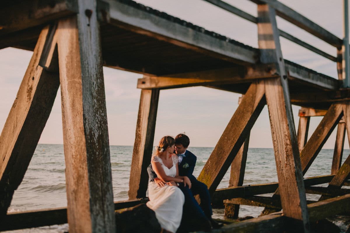 Photographe couple mariage s'embrasse