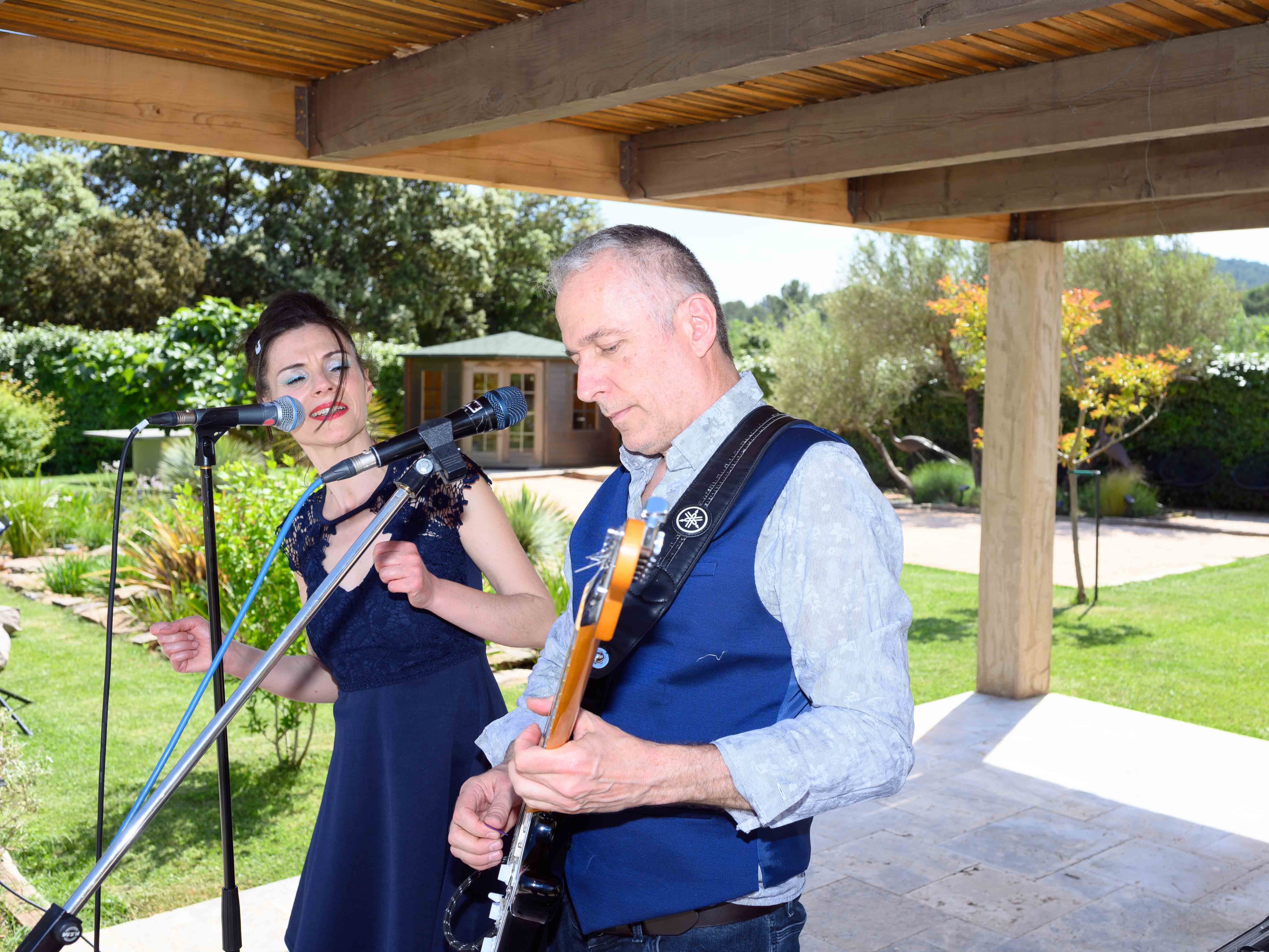 Duo de musique live au vin d'honneur d'un mariage, chanteuse et guitariste en plein air