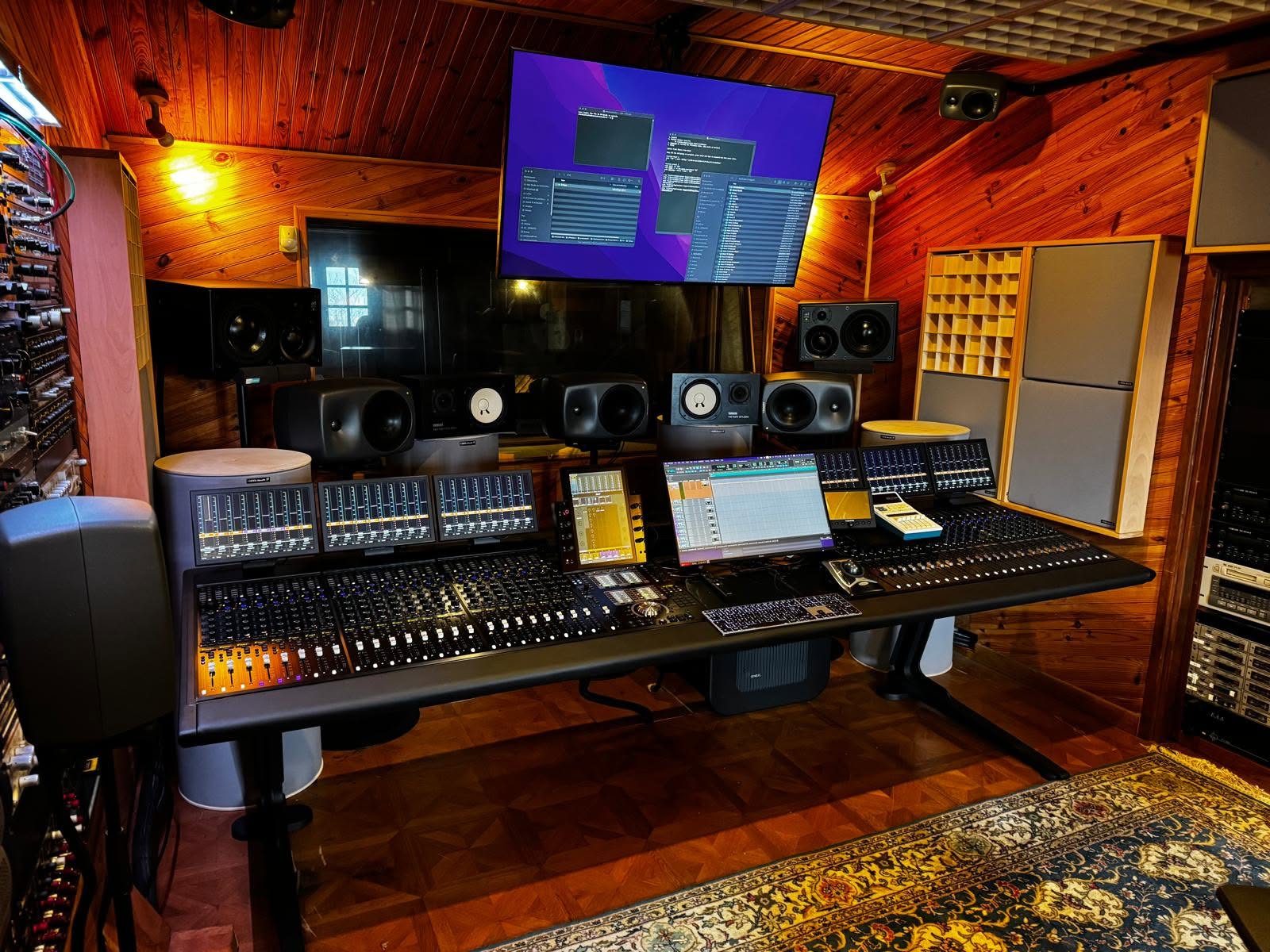 La régie du Studio Ricordu à Bastelicaccia : console Avid S6 48 faders et monitoring Dolby Atmos