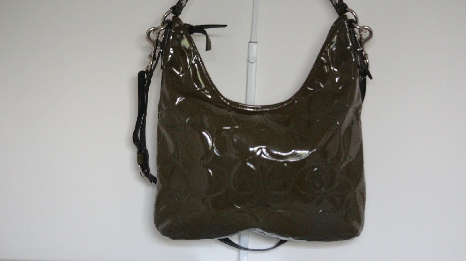 COACH SIGNATURE ENAMEL PATENT LEATHER BAG,