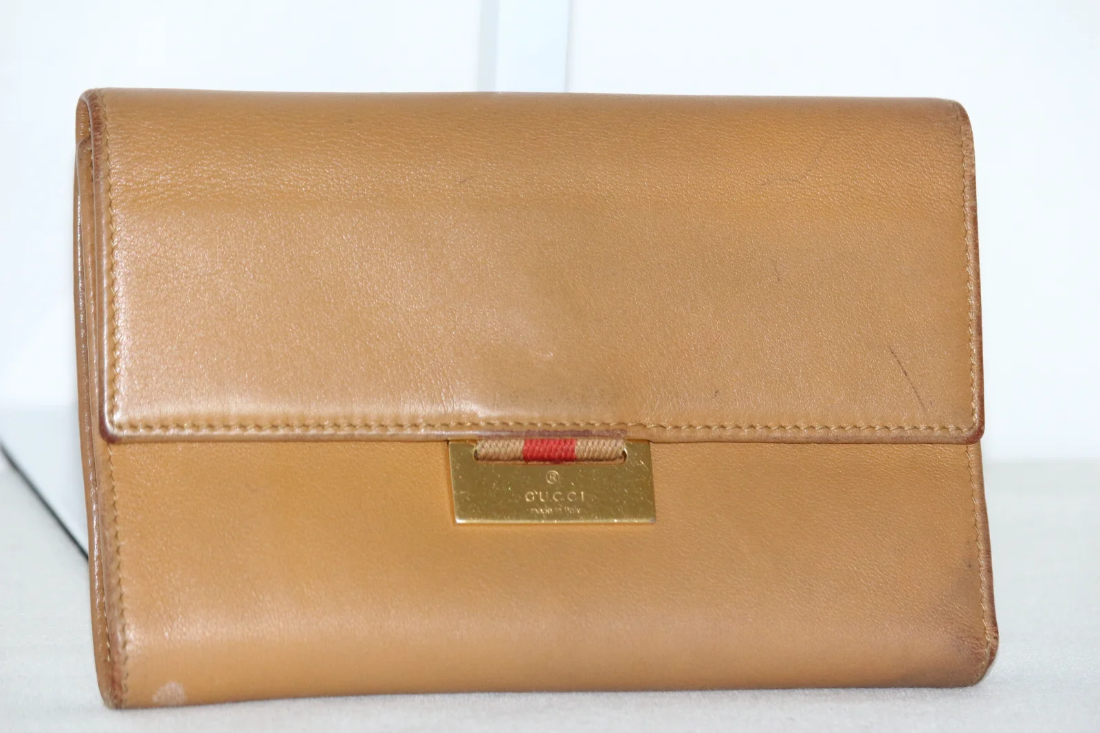 VINTAGE GUCCI BI-FOLD LEATHER TAN WALLET