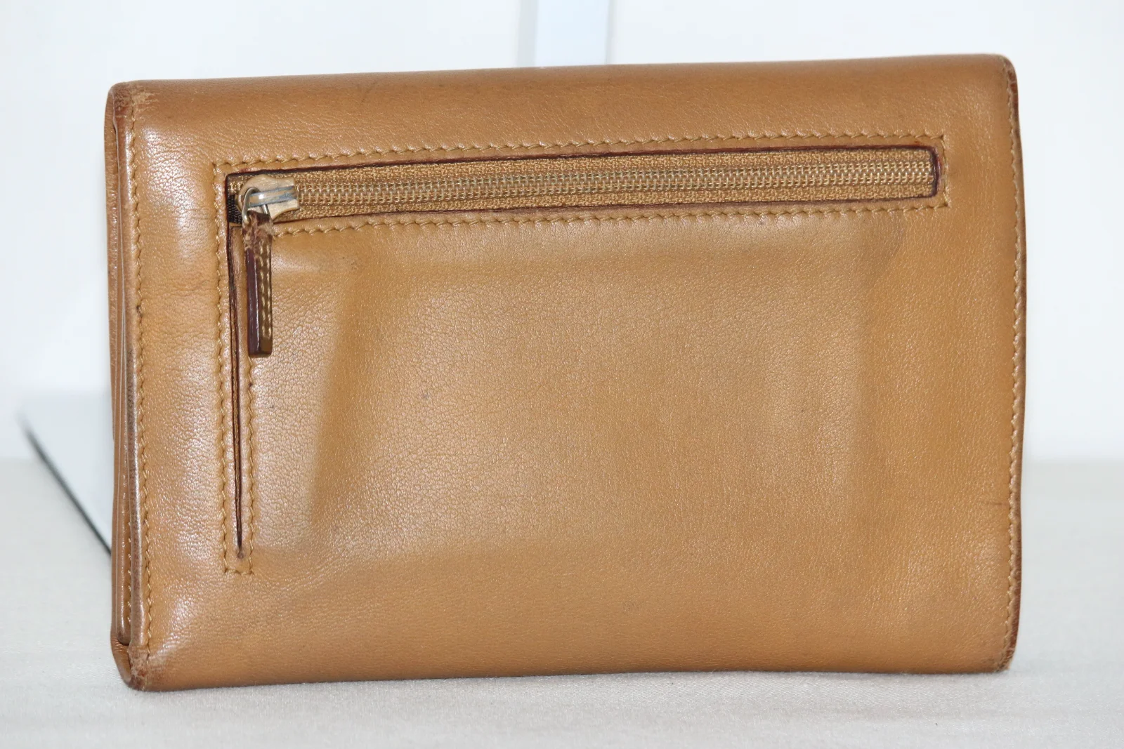 VINTAGE GUCCI BI-FOLD LEATHER TAN WALLET