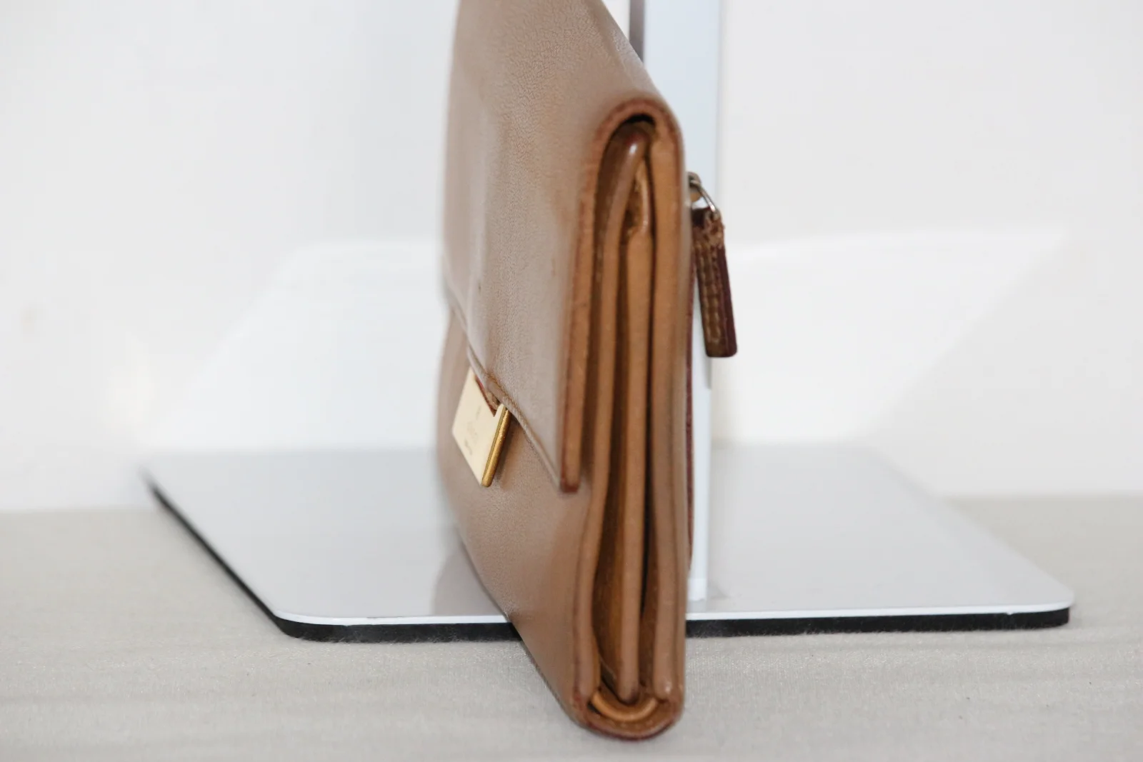 VINTAGE GUCCI BI-FOLD LEATHER TAN WALLET