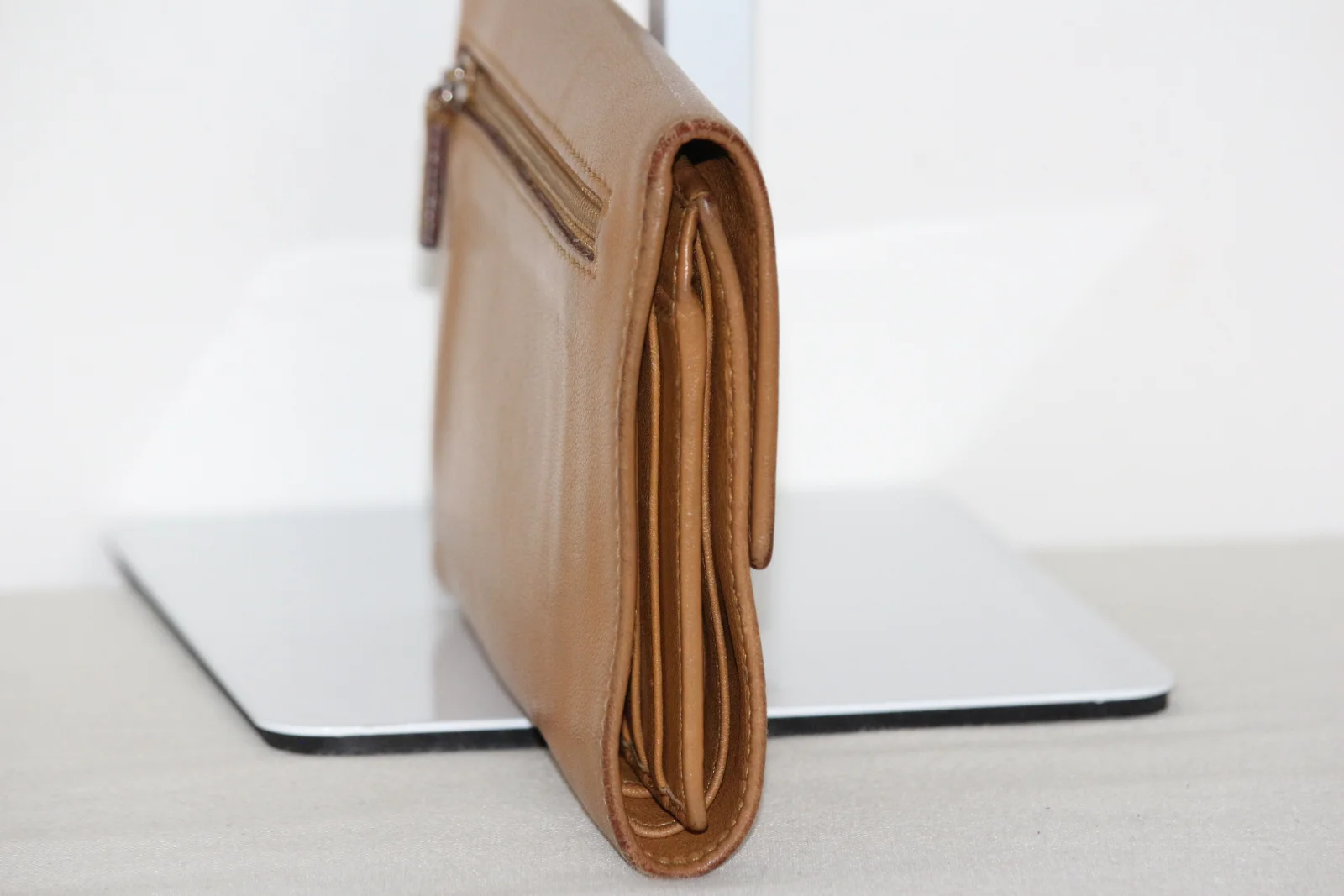 VINTAGE GUCCI BI-FOLD LEATHER TAN WALLET