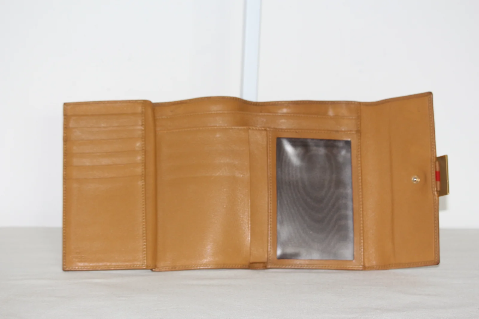 VINTAGE GUCCI BI-FOLD LEATHER TAN WALLET