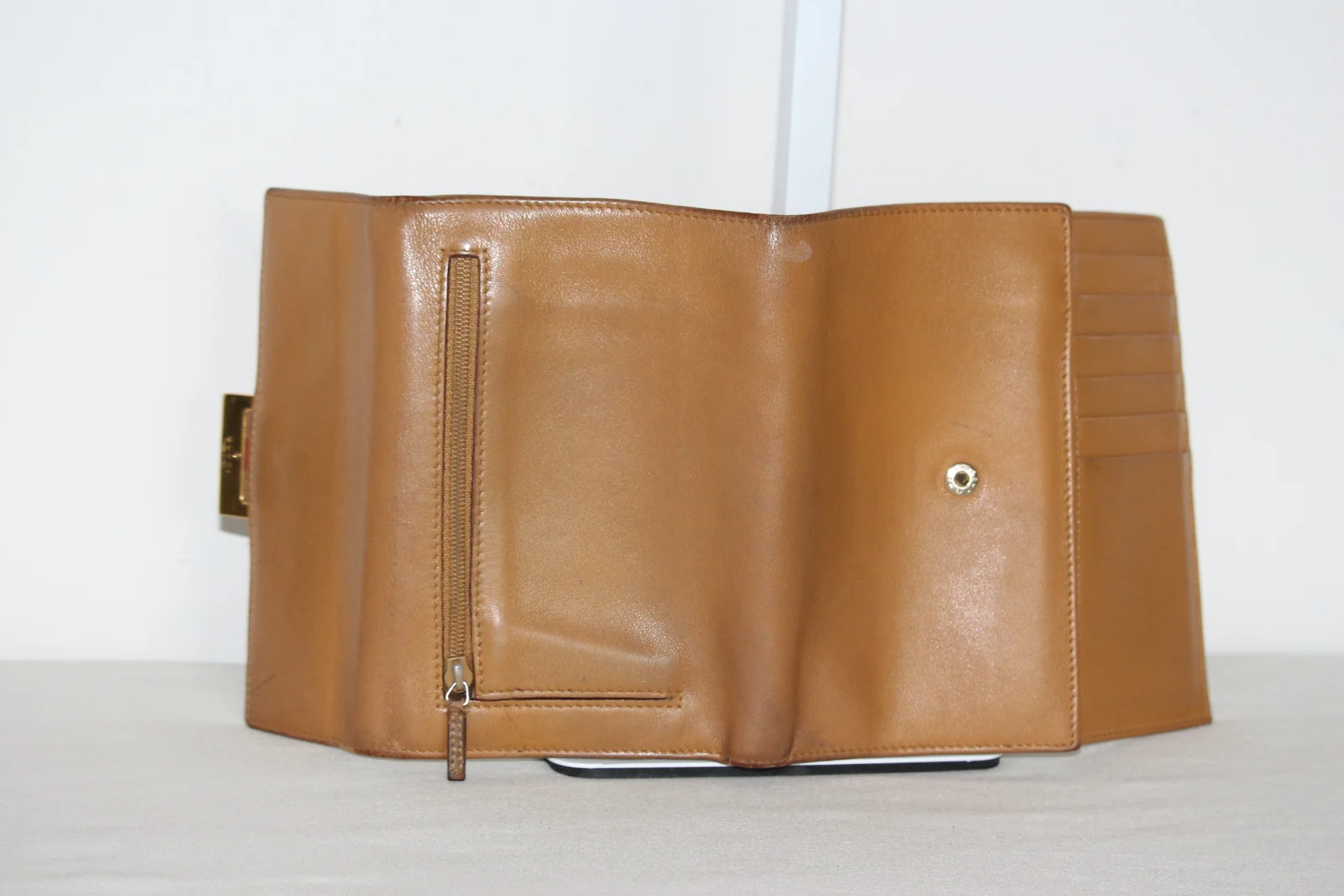 VINTAGE GUCCI BI-FOLD LEATHER TAN WALLET
