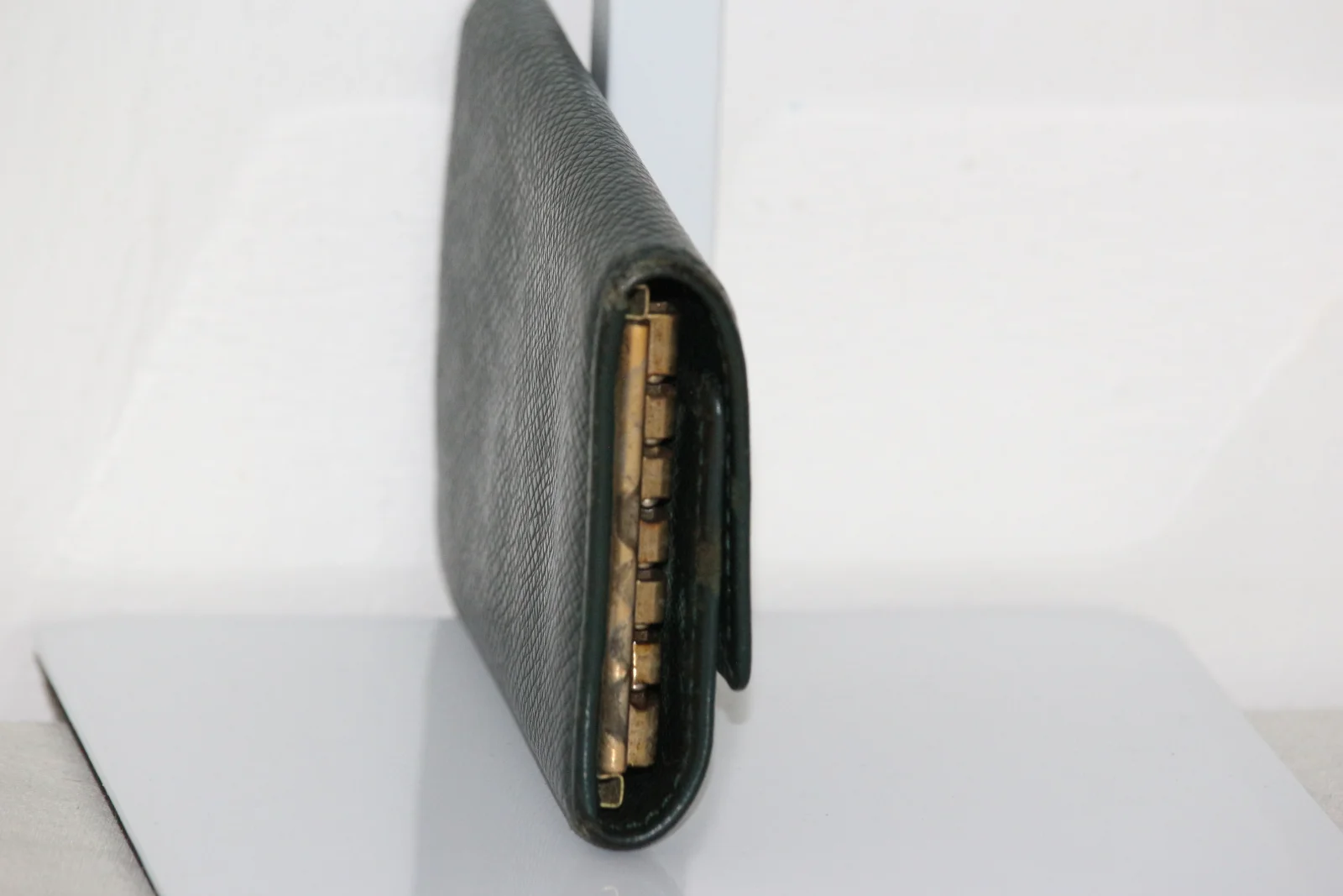 LOUIS VUITTON TAIGA LEATHER KEY HOLDER