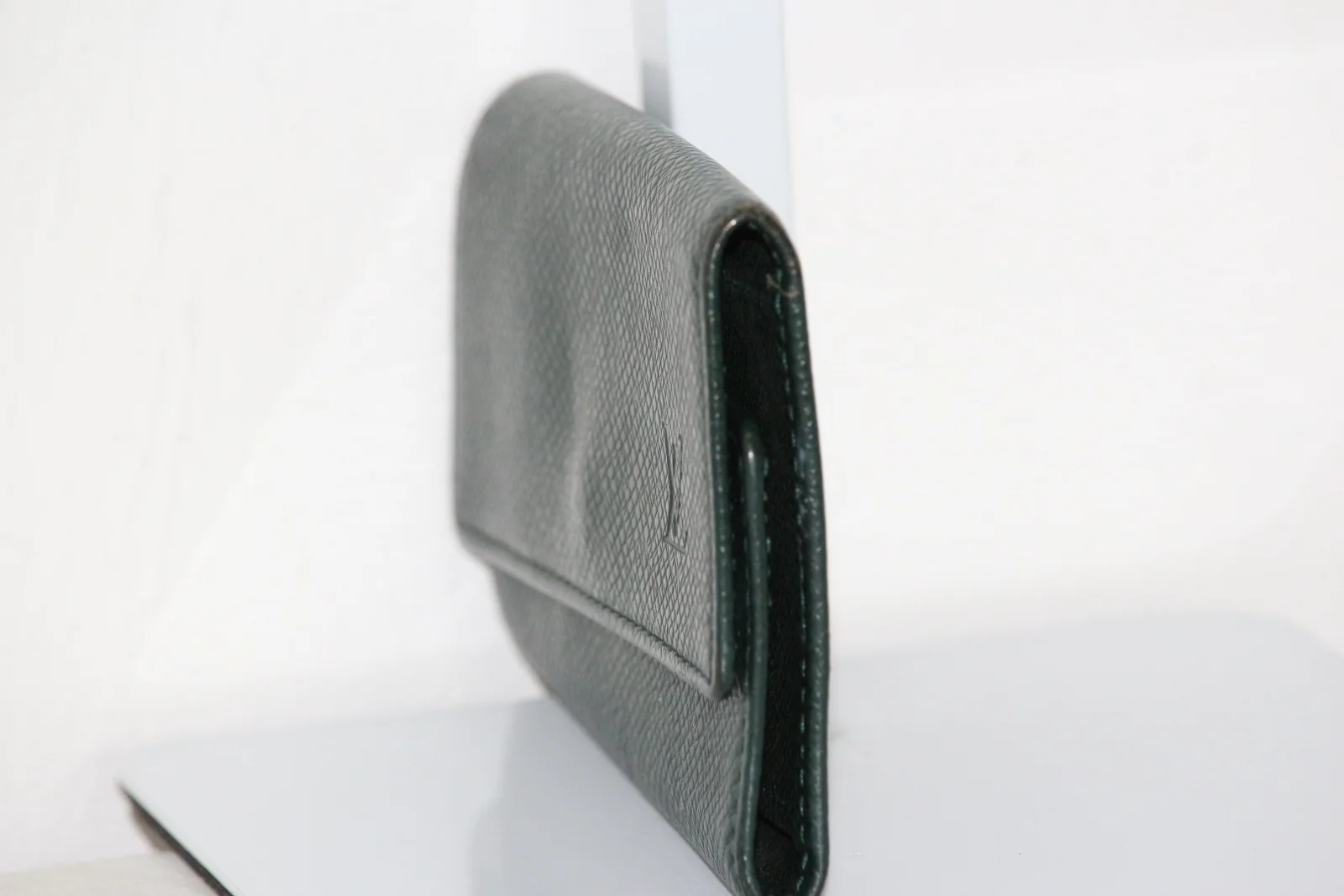 LOUIS VUITTON TAIGA LEATHER KEY HOLDER