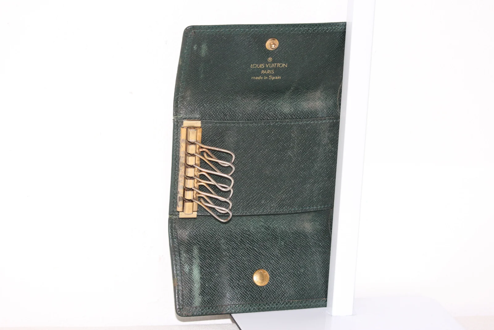 LOUIS VUITTON TAIGA LEATHER KEY HOLDER