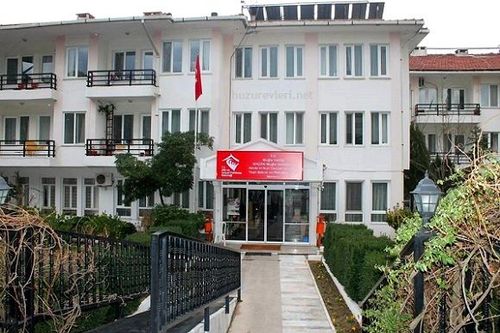 Muğla Abide Hasan Nuri Öncüer Huzurevi Yaşlı Bakım Ve Rehabilitasyon Merkezi - Muğla Abide Hasan Nuri Öncüer Huzurevi, Muğla'nın Menteşe ilçesinde hizmet veren etkileyici bir yaşlı bakım ve rehabilitasyon merkezidir. 1997 yılında kurulan bu huzurevi, 118 kişilik kapasitesi ile yaşlılarımız için güvenli ve rahat bir yaşam sunmaktadır. Orhaniye Mahallesi'nde bulunan merkez, 14 Nolu Sokak No:24 adresinde konumlanmıştır. Telefon numarası 0252 212 68 19'dur.