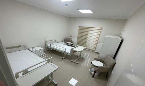 Çınar Huzurevi Ve Yaşlı Bakım Merkezi - Ankara'daki Özel Çınar Huzurevi ve Yaşlı Bakım Merkezi, yaşlı bireylerin bakımı ve sağlık ihtiyaçlarının profesyonel bir şekilde karşılanması amacıyla özenle tasarlanmış bir hizmet sunar. Modern tesislerimiz, deneyimli ekibimiz ve yüksek standartlarda sağlık hizmetlerimizle yaşlıların rahat ve güvenli bir yaşam sürmelerini sağlarız.
Özel Çınar Huzurevi ve Yaşlı Bakım Merkezi, Çankaya ilçesine bağlı Mustafa Kemal Mahallesi'nde bulunur ve yaşlı bireylerin her türlü sağlık ihtiyacını karşılayan deneyimli bir sağlık ekibi tarafından 24 saat boyunca kesintisiz olarak desteklenir. Yaşlı misafirlerimizin beslenme ihtiyaçlarına özel bir ilgi gösteririz ve deneyimli diyetisyenlerimiz tarafından hazırlanan özel menüler sunarız. Ayrıca, fiziksel ihtiyaçların karşılanması için fizyoterapi ve rehabilitasyon hizmetleri sunarız.
Misafirlerimizin psikolojik ihtiyaçlarını önemsiyor ve bu doğrultuda sosyal aktiviteler, grup terapileri ve danışmanlık hizmetleri sunarak yaşlıların ruhsal sağlığını destekliyoruz.
Özel Çınar Huzurevi ve Yaşlı Bakım Merkezi, yaşlıların konforlu yaşam alanlarına sahip olmalarını amaçlayan bir hizmet sunar. Huzurevi, Bakımevi, Palyatif Bakım Ünitesi, Fizik Tedavi Ünitesi, Evde Bakım Birimi, Geçici Bakım Birimi, Yaşlı Bakım Evi, Yaşlı Kreşi gibi çeşitli konseptlerle hizmet verir ve uzman kadromuzla yaşlı bireylerin bakım, sağlık ve psikolojik ihtiyaçlarını karşıladığımız güvenli, konforlu ve profesyonel bir ortam sunarız. Size ve sevdiklerinize hizmet vermekten mutluluk duyarız