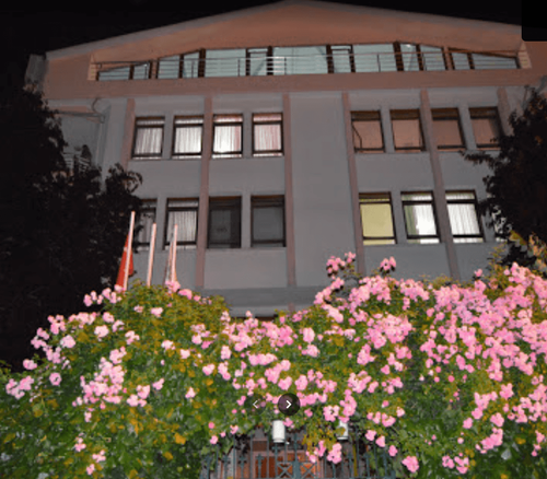 Melahat Demirbaş Huzurevi Ve Yaşlı Bakım Merkezi - Değerli büyüklerinizin yaşamının ikinci baharında, onlara sevgiyle dolu, sıcak bir ortam sunma düşüncesiyle yola çıktık. Eğer siz de sevdiklerinizi güvende ve mutlu bir yaşam sürmeleri için özel bir yere emanet etmeyi düşünüyorsanız, Özel Melahat Demirbaş Huzur ve Yaşlı Bakımevi sizin için burada.
Sevdiklerinizi eviniz kadar sıcak ve güvenli bir yuvaya emanet etmenin huzurunu yaşayın.
Özel Melahat Demirbaş Huzur ve Yaşlı Bakımevi, Demans, Alzheimer, Felç, Parkinson gibi yoğun sağlık hizmetlerine ihtiyaç duyan bireyler için özel rehabilitasyon hizmetleri sunmaktadır. Sağlık ve huzurun bir arada olduğu bir yaşam için biz buradayız.