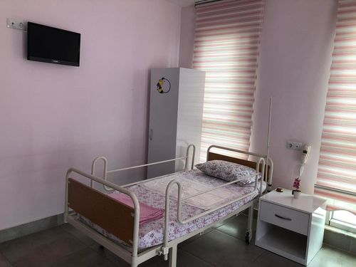 Doğan Güneş 1 Huzurevi Ve Yaşlı Bakım Merkezi (Kanal) - Doğan Güneş Huzurevi ve Yaşlı Bakım Merkezi, Antalya'da 2017 yılında Aile Çalışma ve Sosyal Hizmetler İl Müdürlüğü denetiminde kurulmuştur. Antalya'nın Kepez ilçesi Kanal Mahallesi'nde ve Muratpaşa ilçesi Bayındır Mahallesi'nde bulunan şubelerimiz, ülkemizin yaşlı ve hastalarına en iyi bakım hizmetini sunmayı amaçlamaktadır.
Misafirlerimizin konforu ve sağlığı için çeşitli seçenekler sunuyoruz. Odalarımız tek, iki ve üç kişilik seçeneklerle misafirlerimizin tercihlerine uygun olarak ayrılmaktadır. Her oda, geniş, aydınlık ve havadar bir ortam sunmaktadır. Ayrıca, misafirlerimizin güvenli ve kolay hareket edebilmesi için asansörler ve tutamaklar gibi erişilebilirlik standartları da eksiksiz olarak yerine getirilmiştir.
Huzurevi ve yaşlı bakım merkezimiz, misafirlerimize çeşitli aktiviteler sunarak onların hayatlarını daha zengin hale getirmeyi hedeflemektedir. TV odası, ibadethane, kütüphane, atölye ve FTR odası gibi mekanlarla donatılmıştır. Ayrıca, egzersiz, spor, özel gün etkinlikleri, kültür-sanat etkinlikleri ve müzik aktiviteleri gibi birçok farklı etkinlikle misafirlerimize keyifli vakit geçirme fırsatı sunmaktayız. Doğan Güneş Huzurevi ve Yaşlı Bakım Merkezi, misafirlerine sağlık ve mutluluk dolu bir yaşam sunmayı amaçlamaktadır.