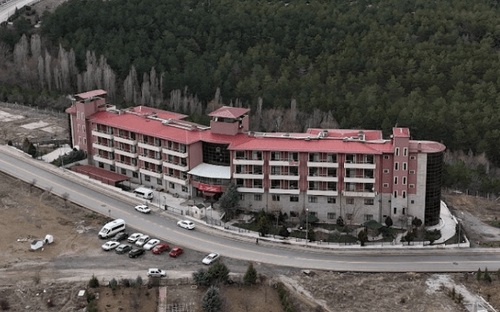 Ankara Elmadağ Huzurevi Yaşlı Bakım Ve Rehabilitasyon Merkezi - Ankara'nın Elmadağ ilçesinde yer alan Elmadağ Huzurevi, 2014 yılında açılmıştır. 136 kişilik kapasitesi ile yaşlılar için hizmet sunar. Adresi Tatlıca Mahallesi'nde, Kozan Sokak'ta bulunan huzurevi, telefon numarası 0312 863 0051 ile iletişime geçebilirsiniz.