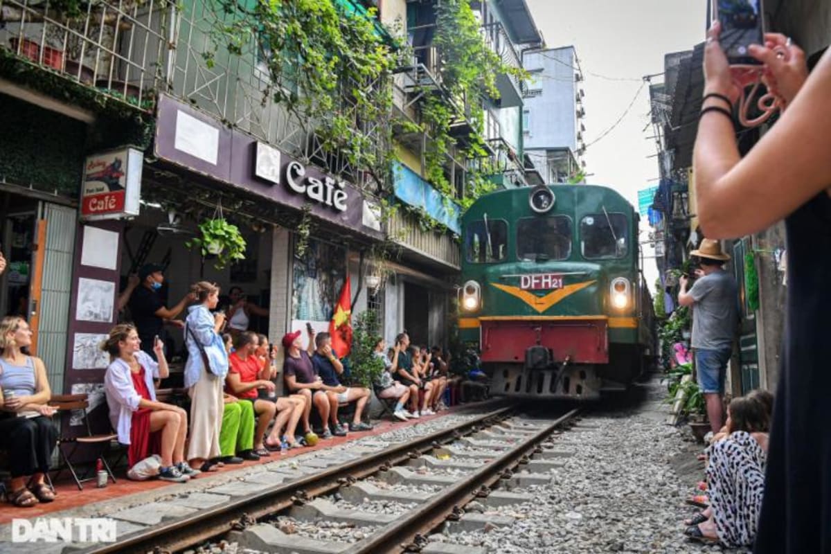 Train Street café Hanoi
