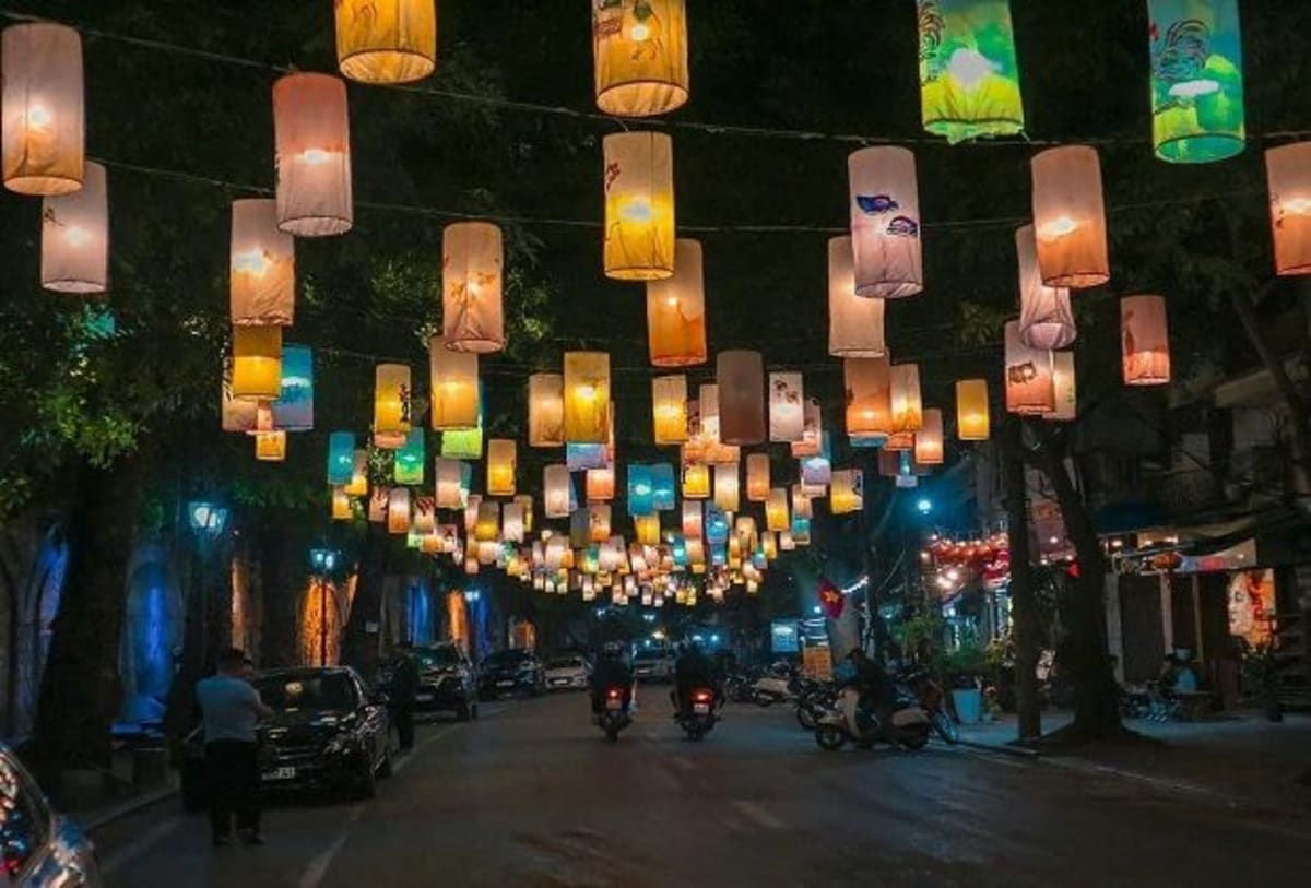 Hanoi lantern street at night