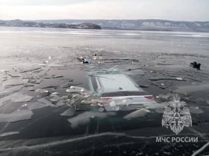 Автомобиль «Хендай Крета» провалился под лед Байкала у поселка Сахюрта
