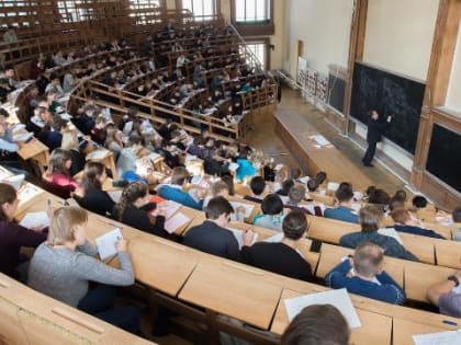 Выпускников вузов обяжут три года работать в муниципальных учреждениях