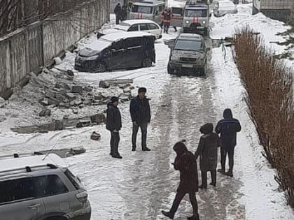 На Алтае непогода сносила крыши и деревья, а также заставила столкнуться 8 машин