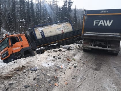 Водитель самосвала погиб в ДТП с большлегрузом на трассе в Жигаловском районе Приангарья