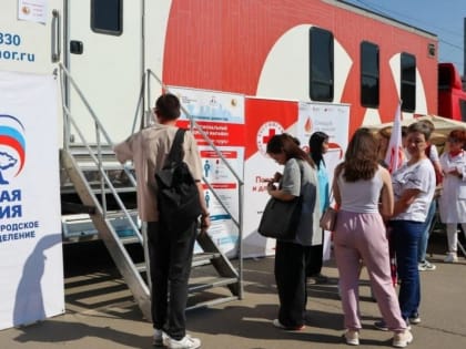 День донора в Иркутске встретили акцией по сдаче крови