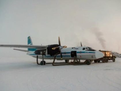 В Якутии самолет вернулся в аэропорт из-за трещины на лобовом стекле