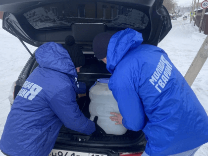 Молодогвардейцы вновь помогли с подвозом воды семье мобилизованного иркутянина