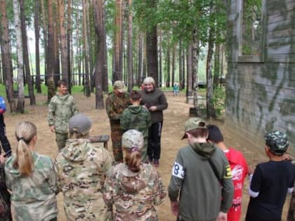 Шевроны юных спецназовцев вручила школьникам Иркутска Лариса Егорова