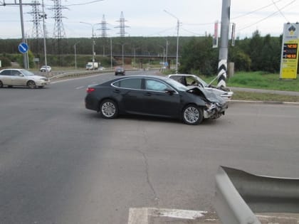 Два человека пострадали в результате столкновения автомобилей в Братске