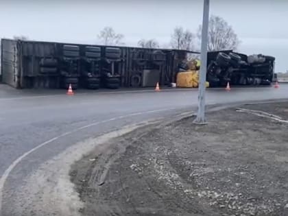 На федеральной трассе в Слюдянском районе перевернулся большегруз