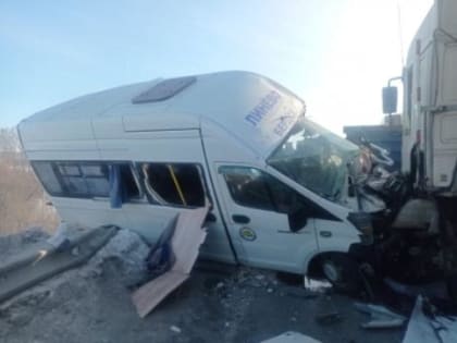 Два взрослых и ребенок пострадали в ДТП с большегрузами в Новосибирске