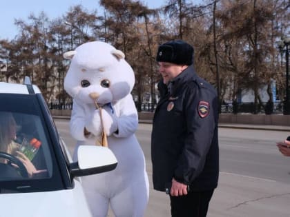 В Иркутске единороссы и сотрудники ГИБДД поздравляли с 8 Марта женщин за рулём