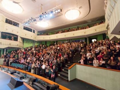 В Улан-Удэ родителей выпускников заставляют арендовать Драмтеатр для последнего звонка