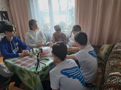 Усть-Илимские молодогвардейцы поздравили с 8 марта бывшую узницу концлагеря