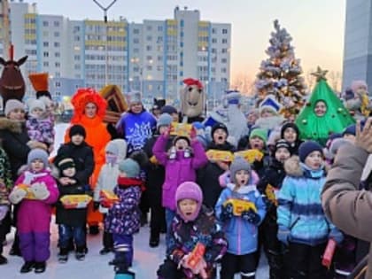 Алексей Кудрявцев, Павел Безденежных и Татьяна Марченко поздравили детей Правобережного округа с приближающимся Новым годом