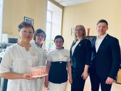 Глава МГЕР Приангарья поздравил с 8 марта женщин-врачей в Иркутском военном госпитале