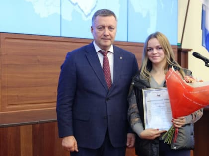 Игорь Кобзев вручил благодарственные письма выпускницам курсов сестринского дела, помогающим Иркутскому военному госпиталю