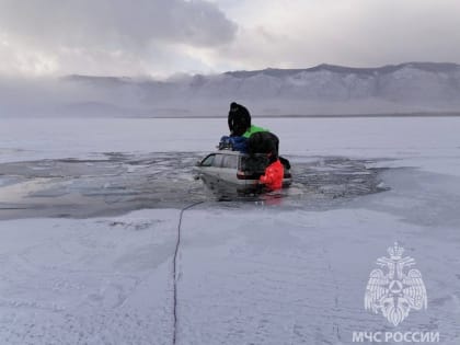 В Ольхонском районе Subaru с пассажирами провалился под лед на Байкале