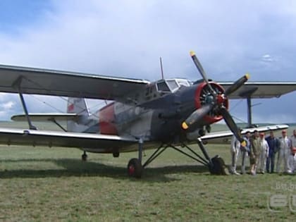 2 человек путешествуют на самолёте Ан-2 из Польши в Японию через Братск