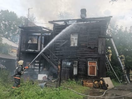 В Иркутске горел двухэтажный деревянный дом на  улице Фридриха Энгельса