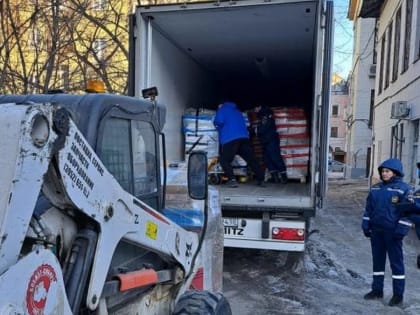 Более 25 тонн гуманитарного груза, собранного при помощи «Единой России», отправили из Иркутска в зону СВО