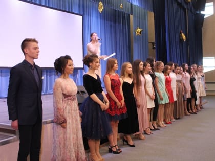 Мэр Иркутского района наградил золотыми медалями лучших выпускников школ
