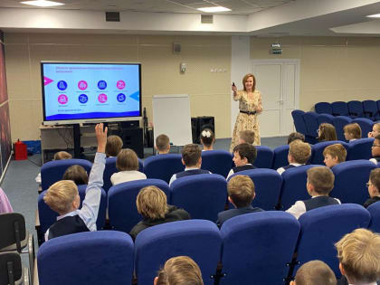 В Иркутске Сбер провел «Урок цифры» для учеников школы №19