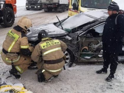 Под Красноярском в столкновении грузовика и легковушки пострадали три человека