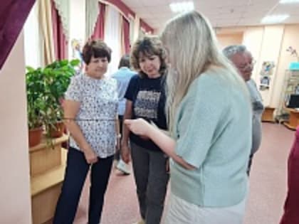 В Гуманитарном центре «Своих не бросаем» депутата Алексея Распутина плетут основы для маскировочных сетей