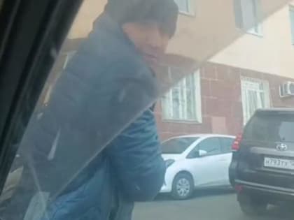 Во Владивостоке пьяный мужчина громил машины на парковке